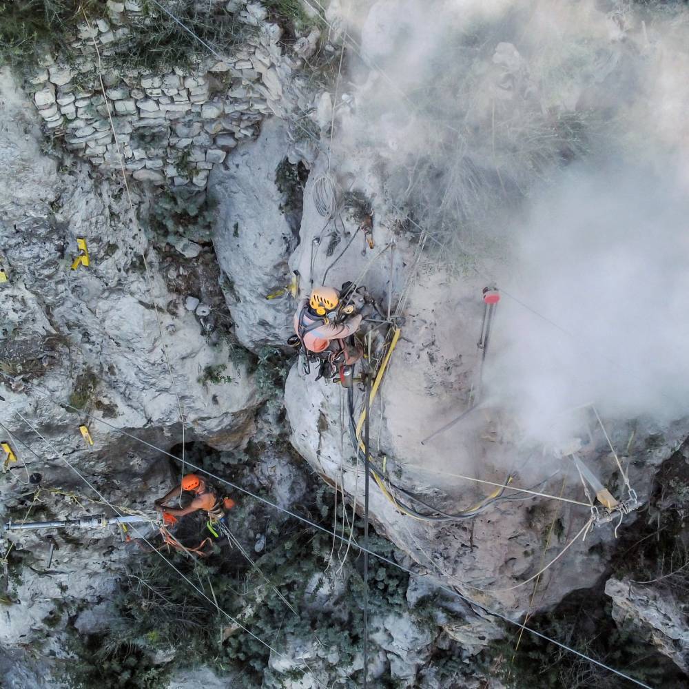 Διατρήσεις αντιστήριξης βραχοτεμαχίων - Γεωτεχνικές εργασίες RopeWork