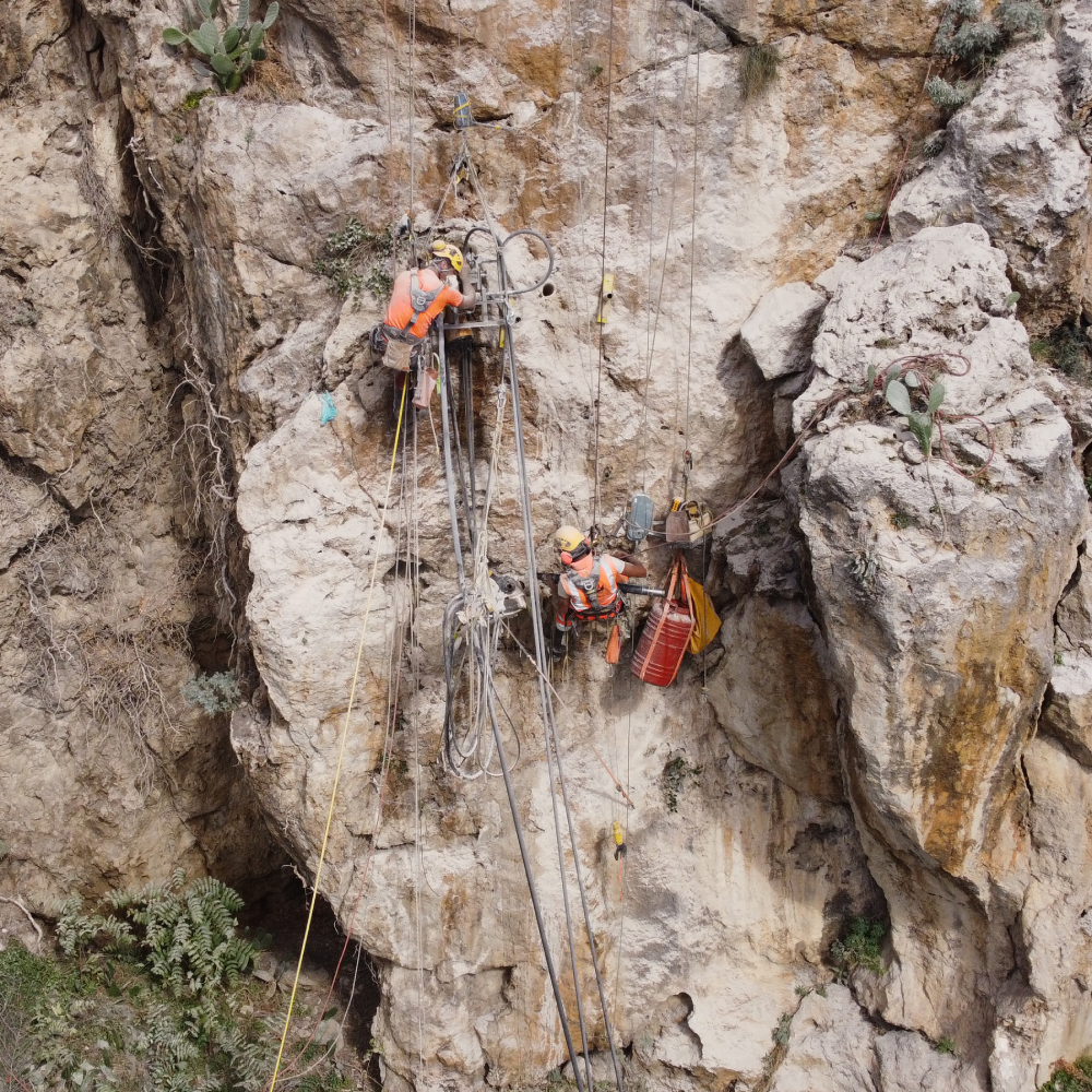 Στήριξη βράχου 30 τόννων - Γεωτεχνικές εργασίες RopeWork